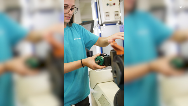 Vorschaubild einer Auszubildenden für das Video "Ausbildung als Zerspanungsmechaniker bei INDEX"